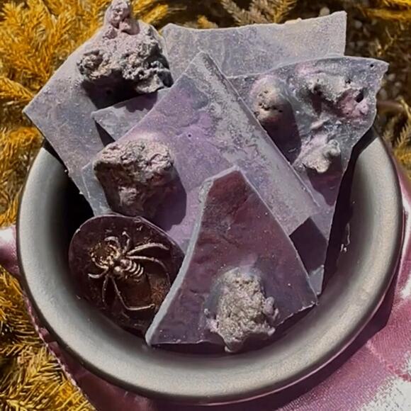 Plum Spooky Wax Melt Brittle: Plum Cinnamon Patchouli Leaf Cashmere Woods Scent - Picture 6 of 10